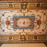 Quest�ultimo � impreziosito da eleganti trame floreali che culminano con un uccello ad ali spiegate